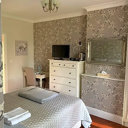 Le Pontet Bed and Breakfast *