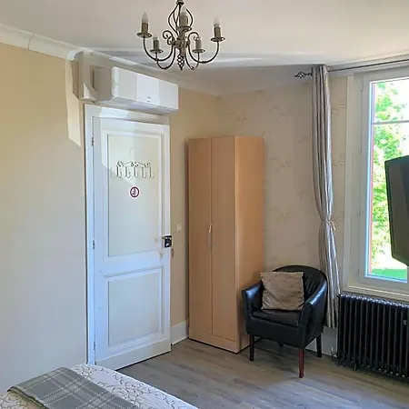 Le Pontet Bed and Breakfast *